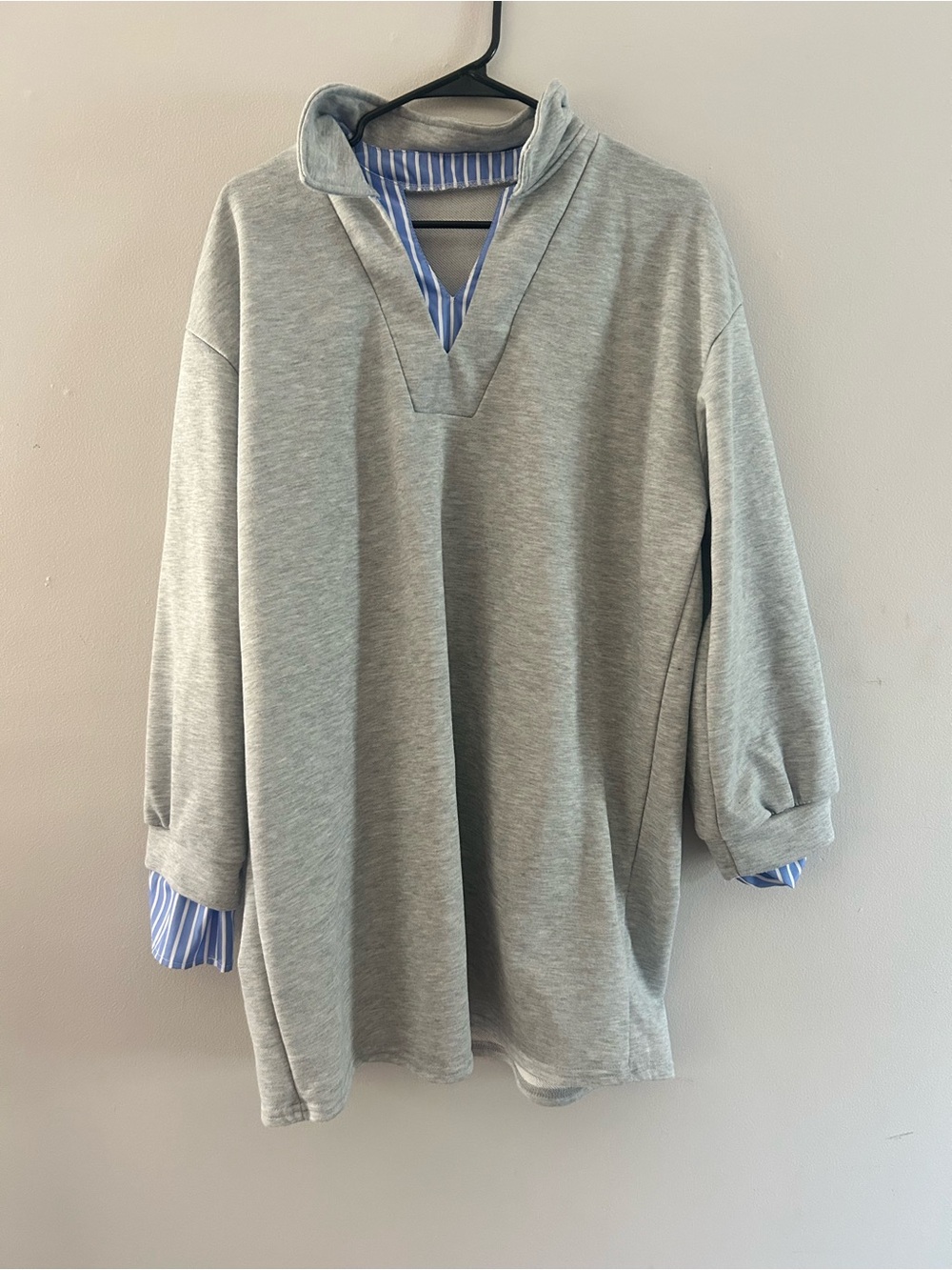 SHEIN Light Gray Pullover Sweatshirt with Blue Stripe Trim